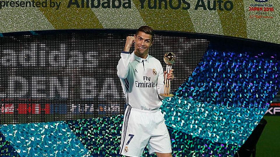 Cristiano Ronaldo merayakan penghargaan yang berhasil didapatnya. - INDOSPORT
